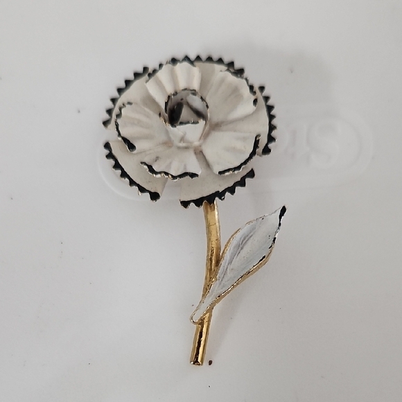 Chic Vintage Goldtone and White Floral Brooch - Picture 1 of 4